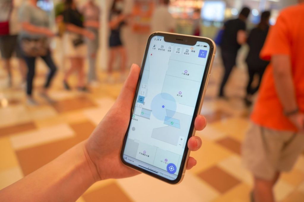 傳統 Wi-Fi 定位服務是以三個 Wi-Fi 訊號源確定人所在的位置，但訊號可能因物品擋住而不穩定，定位連帶不準，所以 Mapxus 反向思考，提出定位指紋的概念。圖片來源：Mapxus